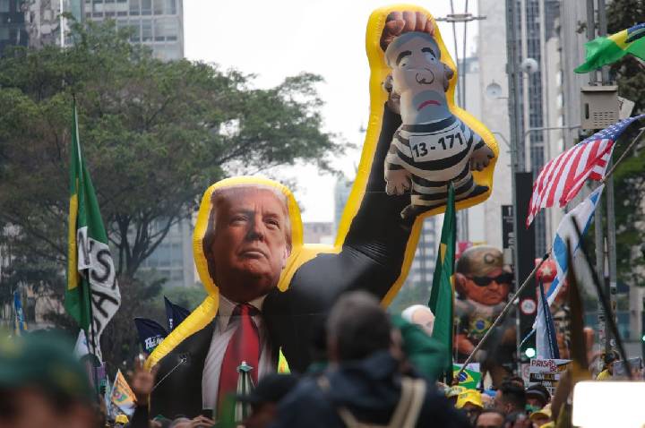 Ato da direita na Av. Paulista tem boneco gigante de Trump levantando Lula
