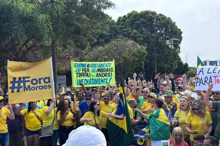 Ato em Brasília pede impeachment de Moraes em meio a crise no STF