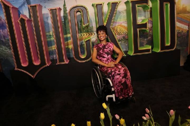 Atriz de “Wicked” diz que foi barrada de entrar em avião por ser cadeirante