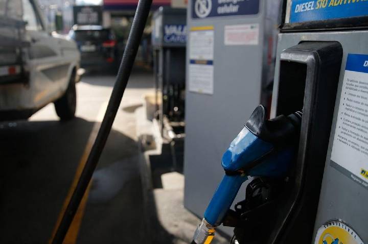 Aumento dos subsídios para gasolina e diesel após elevação do preço do petróleo