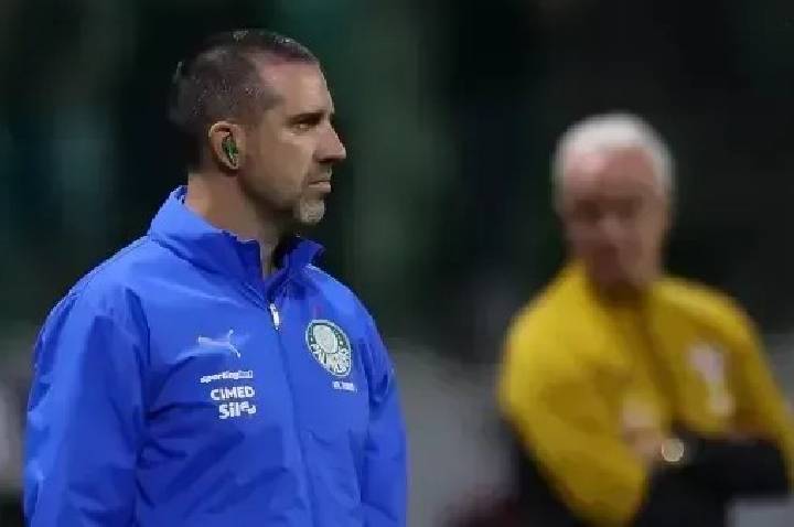 Auxiliar de Abel Ferreira comenta suspensão do treinador no Palmeiras