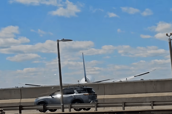 Avião colide com caminhão e poste durante pouso em aeroporto nos EUA