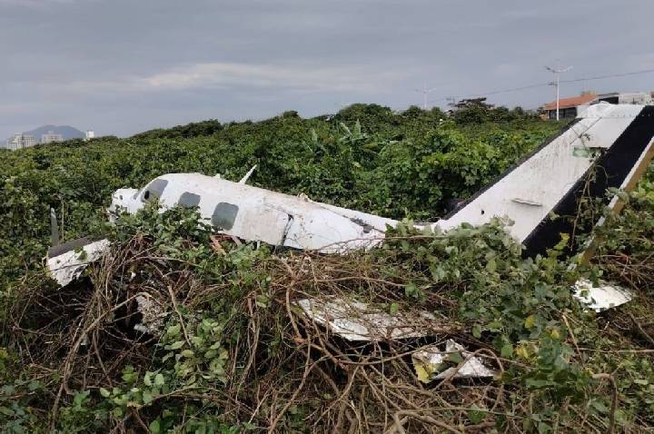 Avião de pequeno porte cai e deixa duas pessoas em estado grave em SC