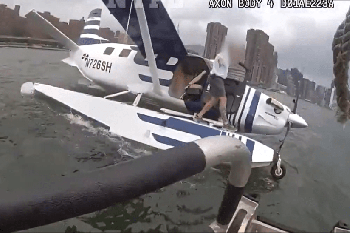 Avião de pequeno porte faz pouso forçado em rio de Nova York; Veja resgate