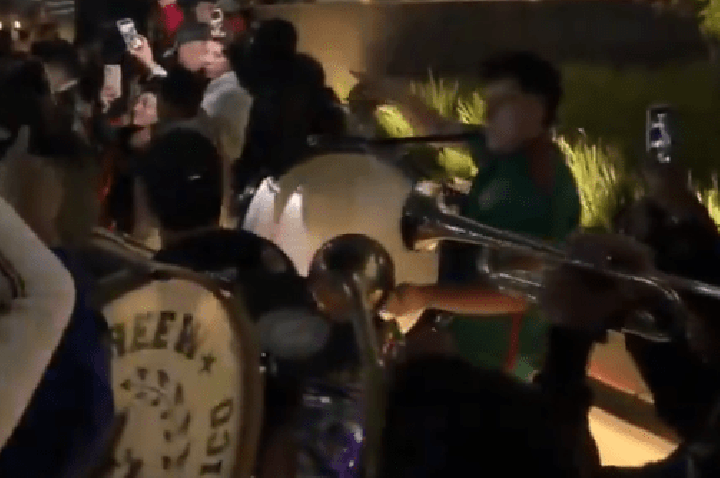Banda e foguetório: torcida do México tenta atrapalhar sono da Inglaterra