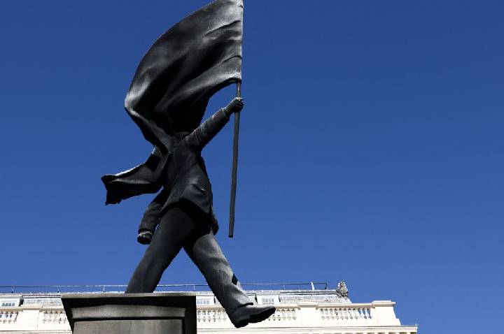 Banksy instala estátua de homem empunhando bandeira no centro de Londres