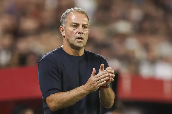 Barcelona encaminha renovação de joia mantida por Flick com cláusula de rescisão de R$ 3 bilhões