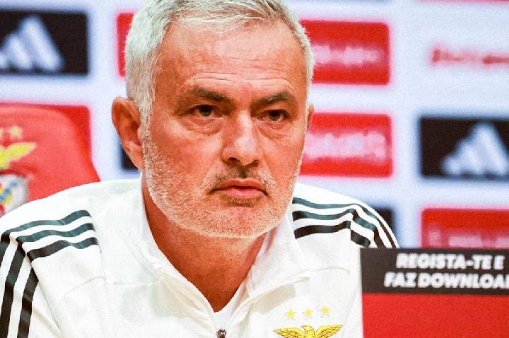 Benfica termina Liga Portuguesa invicto com Mourinho, mas fora da Champions