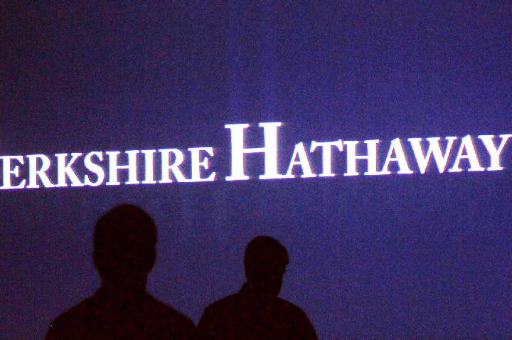 Berkshire mantém aposta no petróleo e alerta para impacto de guerras