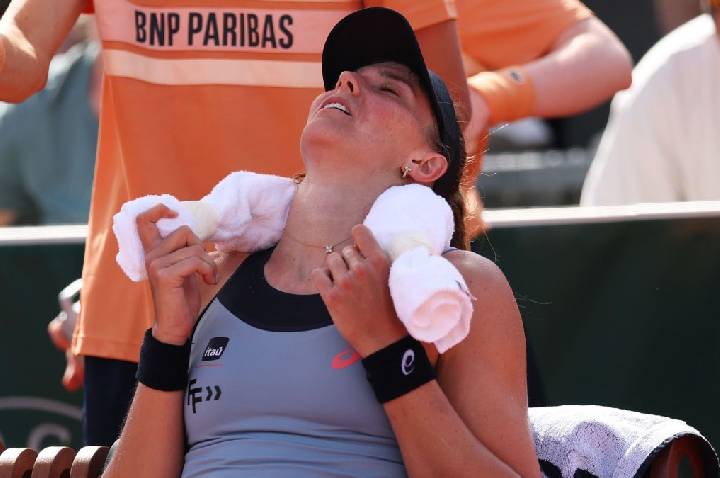 Bia Haddad leva virada de Jones e é eliminada na estreia de Roland Garros