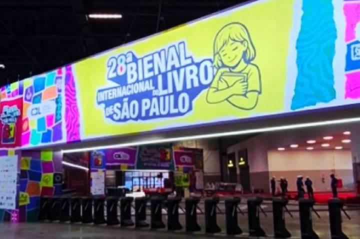 Bienal do Livro notifica editora após caso de homem mascarado em estande