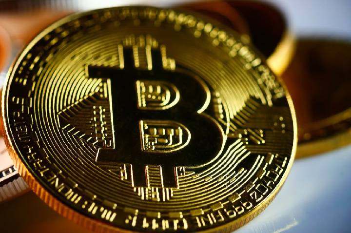 Bitcoin opera em alta com cenário macroeconômico e avanços de empresas tech