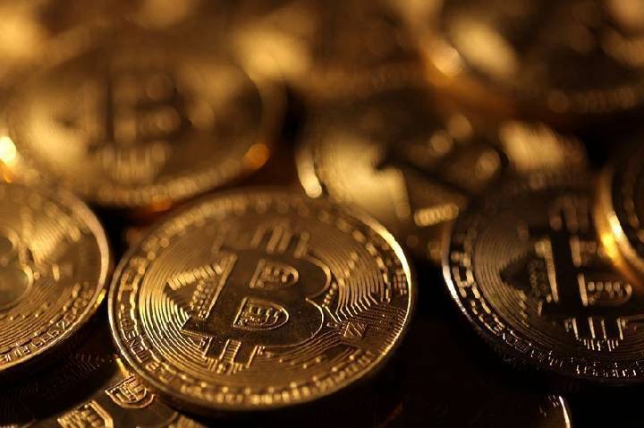 Bitcoin opera em queda de 3% com Oriente Médio, juros e saída de ETFs