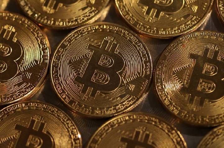 Bitcoin opera estável Fed mais restritivo e entrada de recursos em ETFs