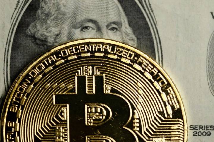 Bitcoin tem queda e vai a US$ 65 mil pela primeira vez desde março