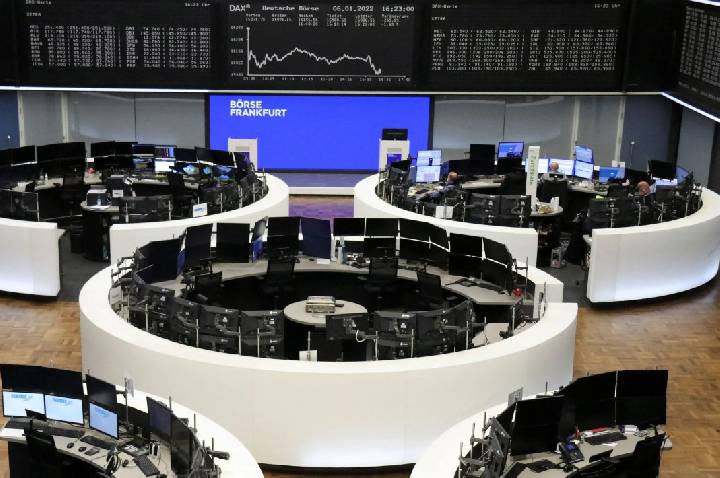 Bolsas da Europa caem com temores de inflação a ata do BCE; Alemanha destoa
