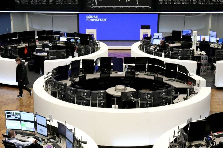 Bolsas da Europa fecham em alta com tecnologia, IA e de olho em petróleo