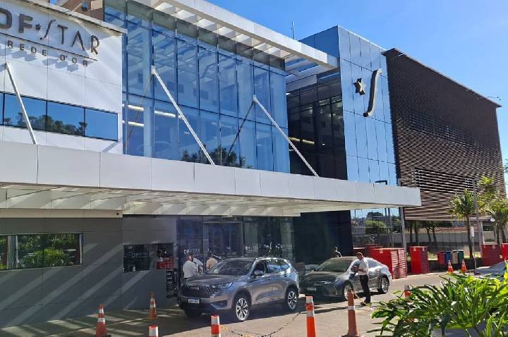 Bolsonaro é internado para cirurgia no ombro em Brasília