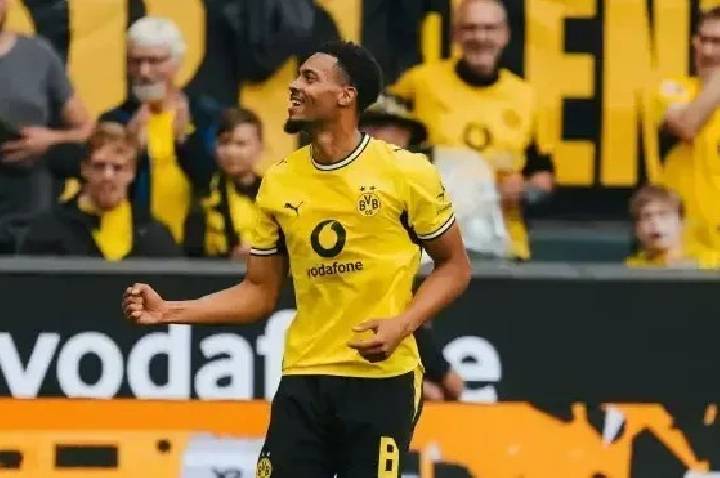Borussia Dortmund goleia Paderborn e assume a liderança na Bundesliga