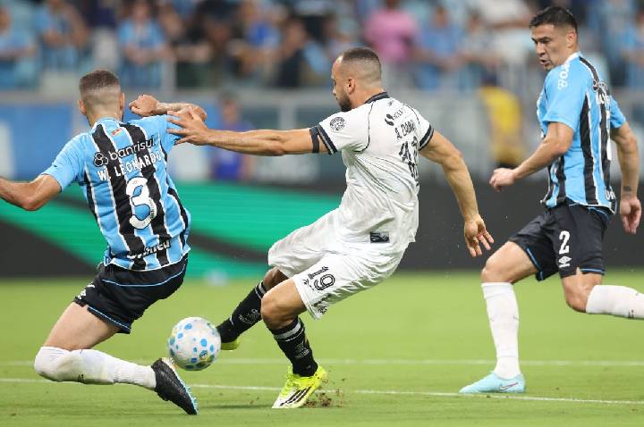 Botafogo e Grêmio fazem jogo atrasado querendo abrir distância do Z4