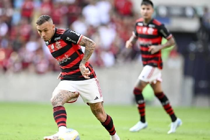Botafogo negocia a contratação de Everton Cebolinha, do Flamengo