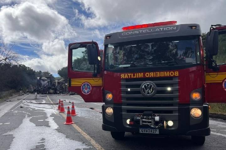 BR-251 é liberada após acidente entre ônibus e carreta em Minas Gerais