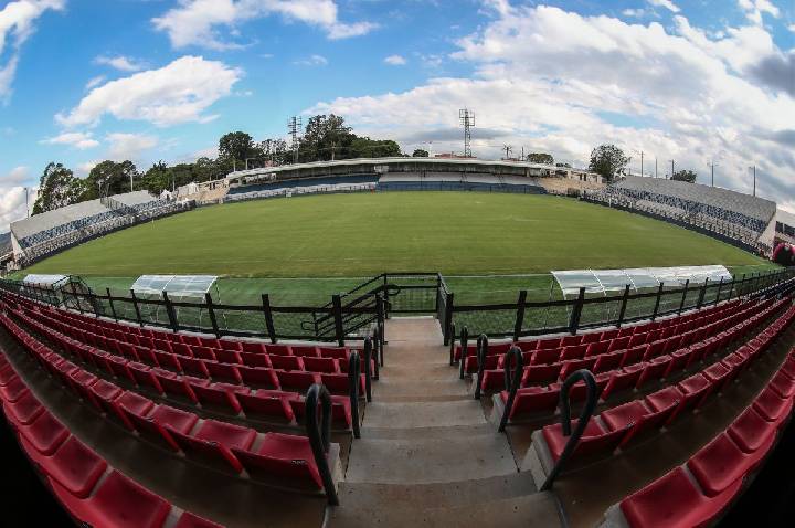 Bragantino enfrenta o Coritiba, de olho no G4 do Campeonato Brasileiro