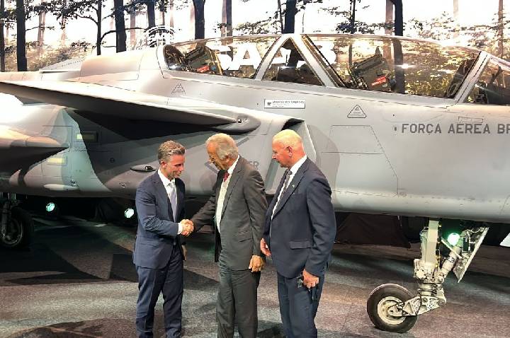 Brasil considera comprar nova frota de caças suecos, diz ministro da Defesa