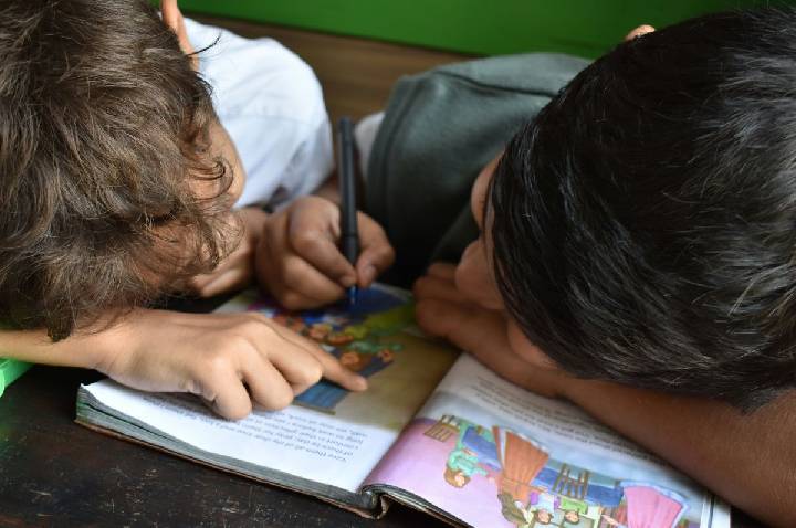 Brasil reduz atraso escolar na rede pública em todas as regiões, diz Unicef