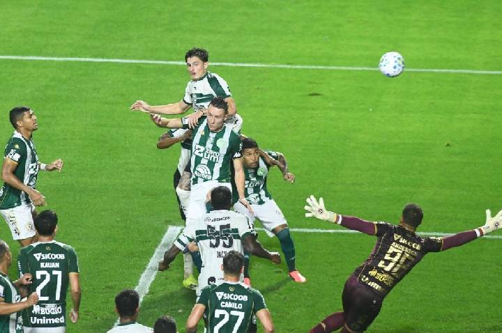 Brasileirão: Coritiba vence Chapecoense e se aproxima do G5