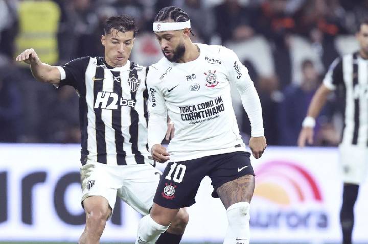 Brasileirão: Memphis volta e Corinthians bate Atlético-MG com golaço no fim