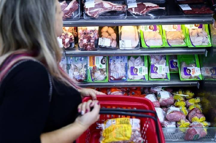 Brasileiro gasta mais de R$ 1 mil por mês no supermercado, mostra estudo