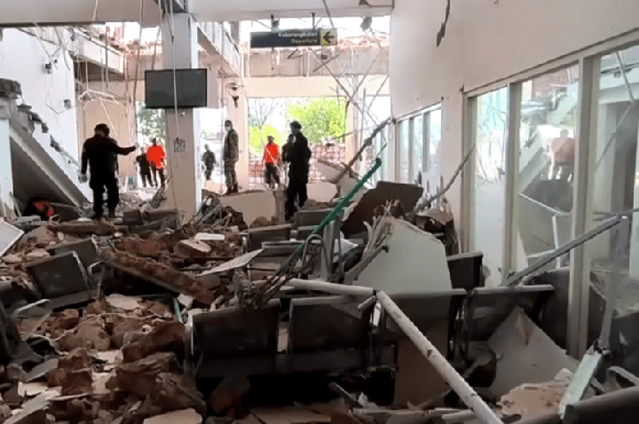 Buscas por sobreviventes continuam após forte terremoto na Indonésia