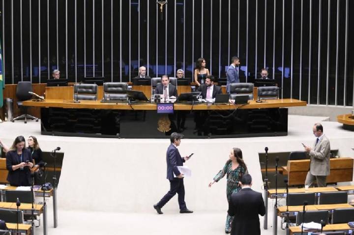 Câmara acelera rito para avançar com debate sobre fim da escala 6×1