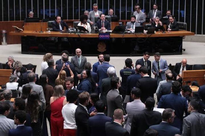 Câmara analisa PEC sobre fim da escala 6×1 em 1º turno; acompanhe