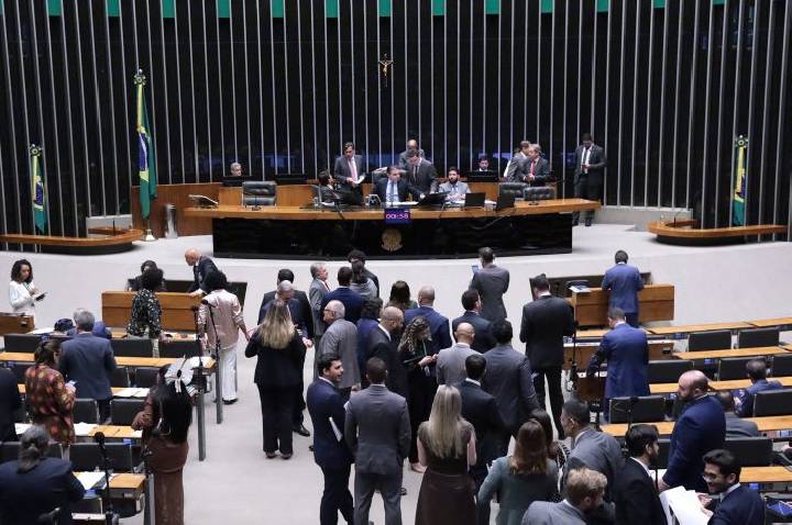 Câmara analisa projeto que proíbe sigilo em gastos públicos com viagens de autoridades; acompanhe