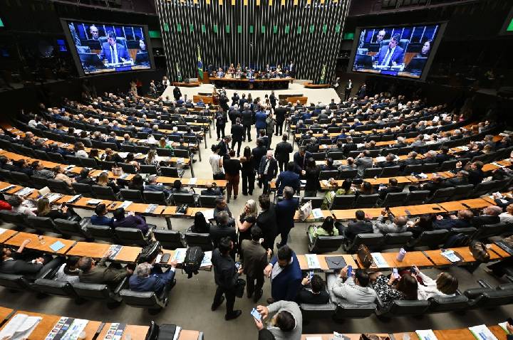 Câmara tem sessão nesta segunda e abre contagem para avançar com fim da 6×1