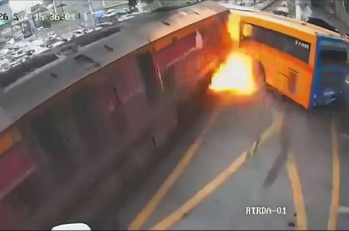 Câmeras de segurança registram colisão entre trem e ônibus na Tailândia