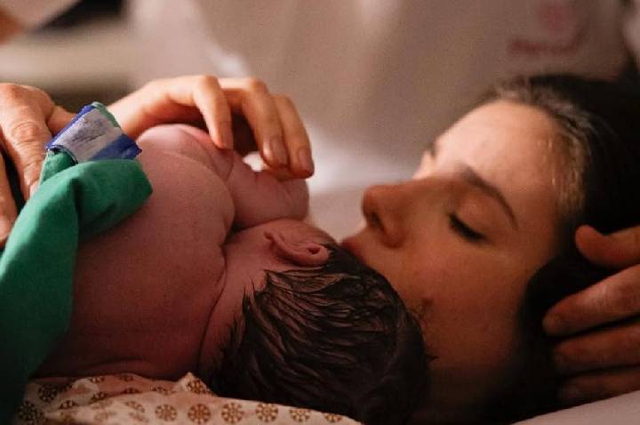 Camila Queiroz mostra detalhes do quarto da filha Clara; veja