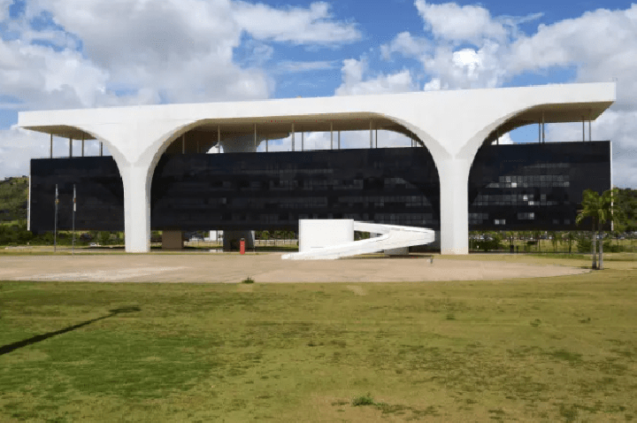 Candidatos ao governo de MG exaltam alianças em estreia na TV