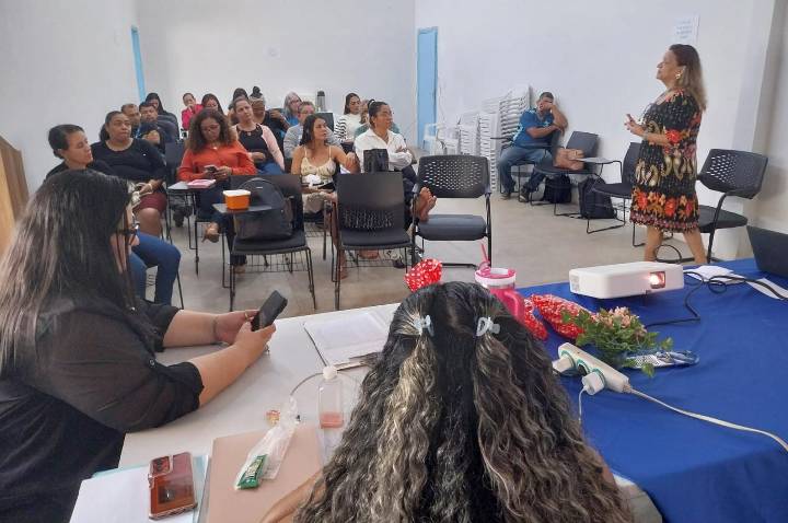 Capacitação prepara equipe para atendimento especializado na Casa Aurora