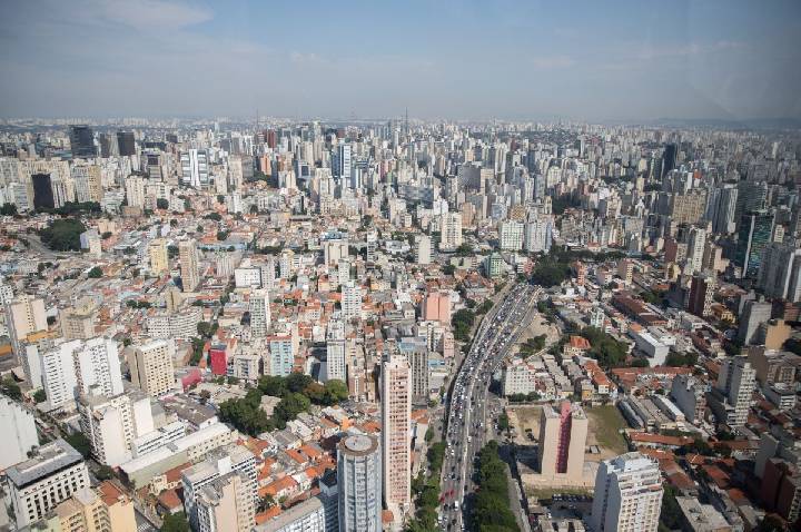 Capital paulista ainda tem imóveis sem energia após ventania
