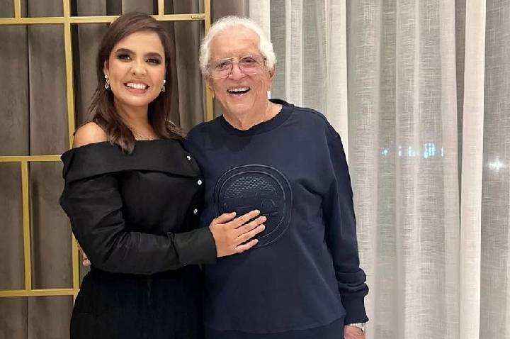 Carlos Alberto e Renata de Nóbrega celebram 8 anos de casamento em jantar