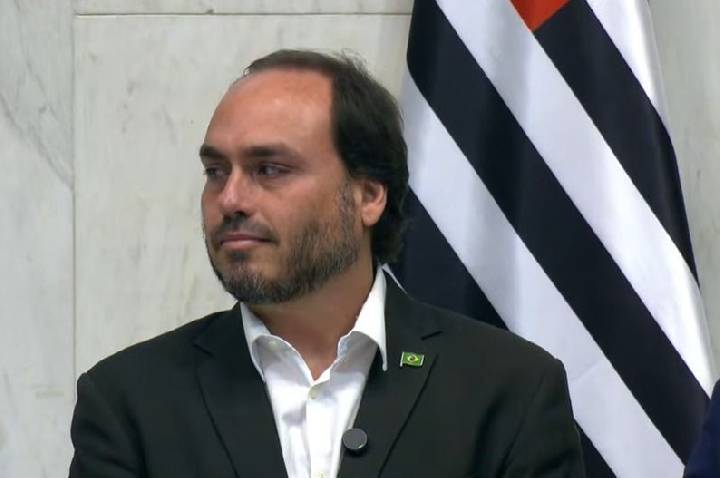 Carlos Bolsonaro ameaça membros do PL que “não apoiam” Flávio