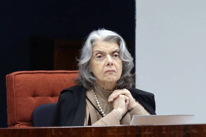 Cármen diz que o direito segue sendo a “salvação da democracia”