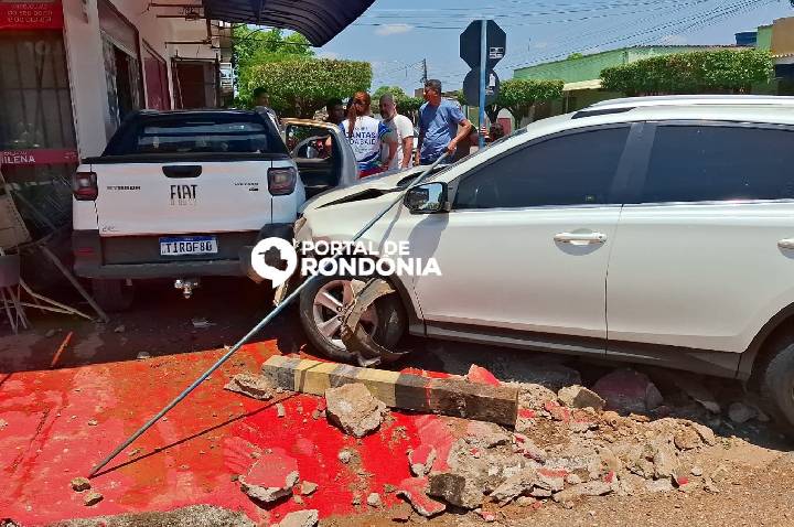 Carro bate em outro veículo e atinge parede de mercado 