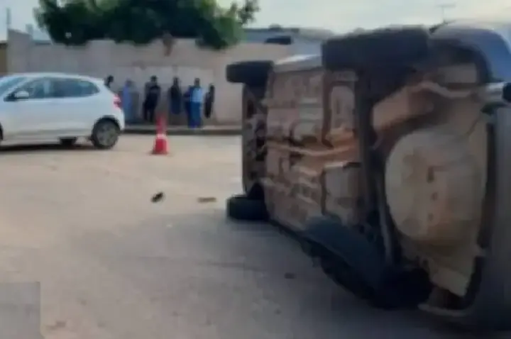 Carro capota após colisão em cruzamento na zona sul de Porto Velho