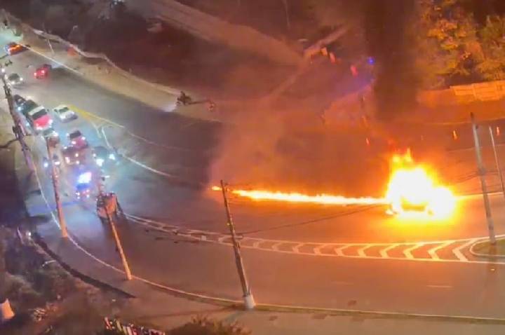 Carro pega fogo na Zona Norte de SP e deixa rastro de chamas; veja vídeo
