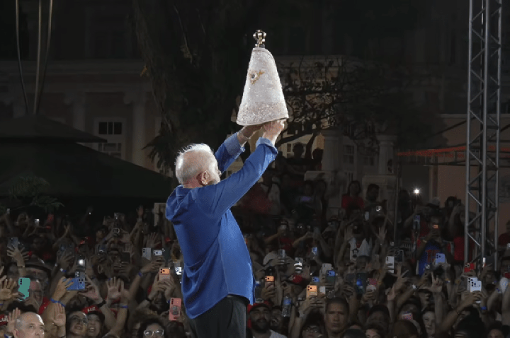 Cartilha do PT orienta militantes a dizer que Lula é católico