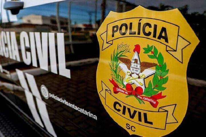 Casal é preso por abandono de criança após levar bebê morto ao médico em SC